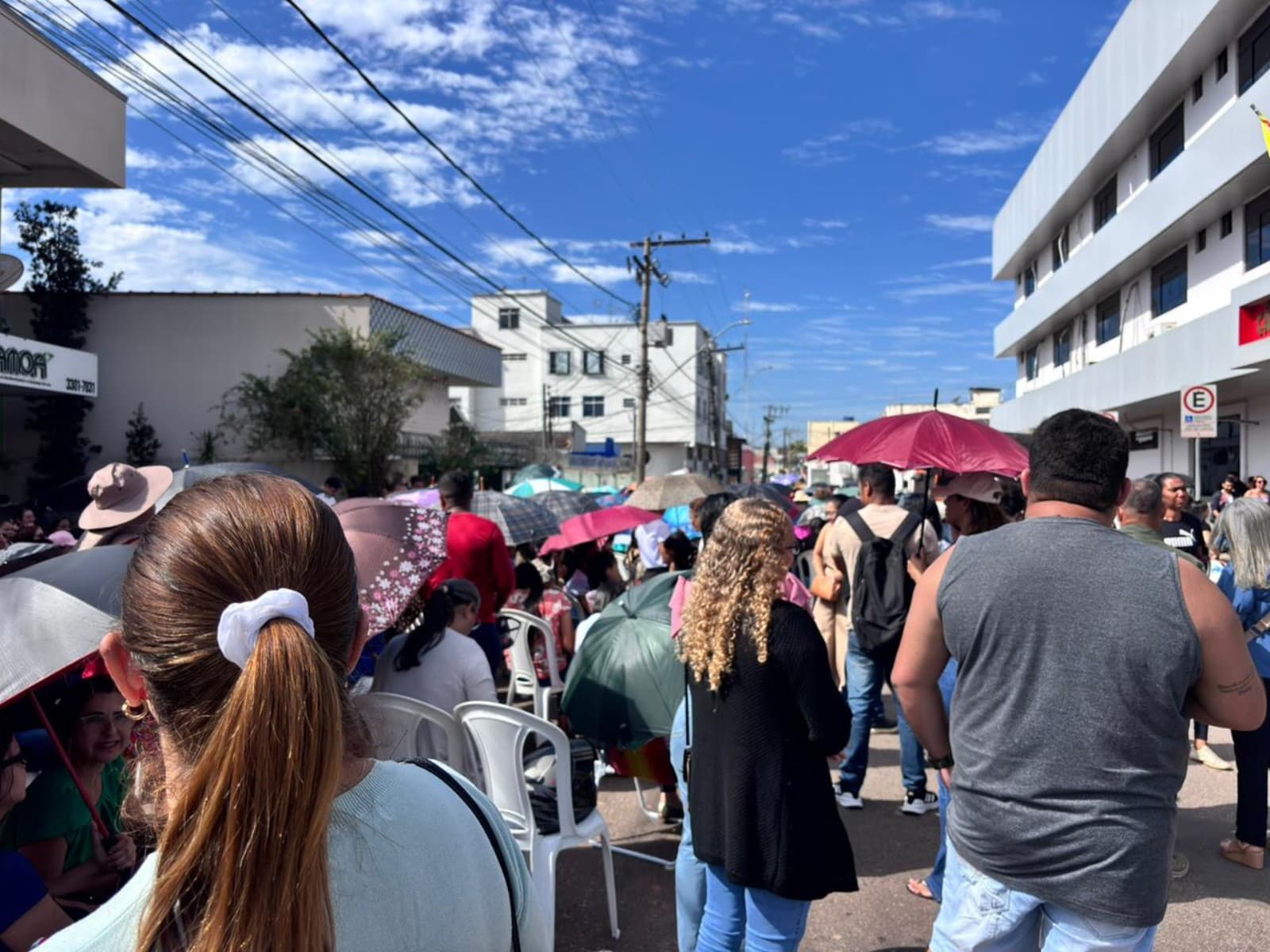 Profissionais da educação fazem protesto em frente à Câmara de Vereadores de Rio Branco.