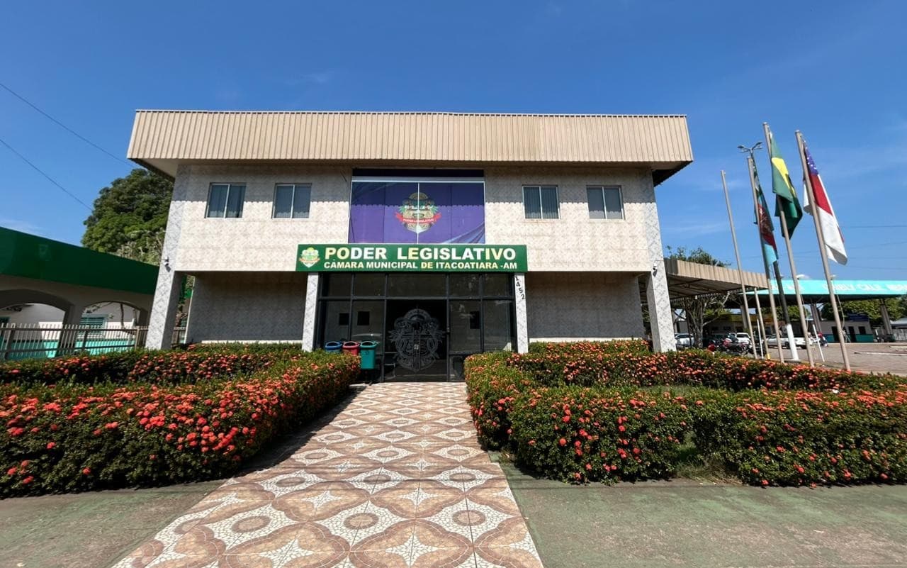 Papelada oficial de processo judicial sobre mesa de escritório com carimbo de Suspenso.