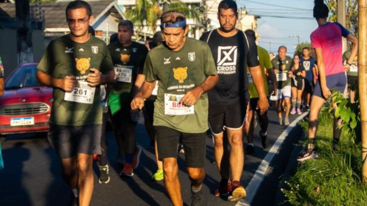 Atletas correm pela Avenida Constantino Nery durante prova esportiva em Manaus.