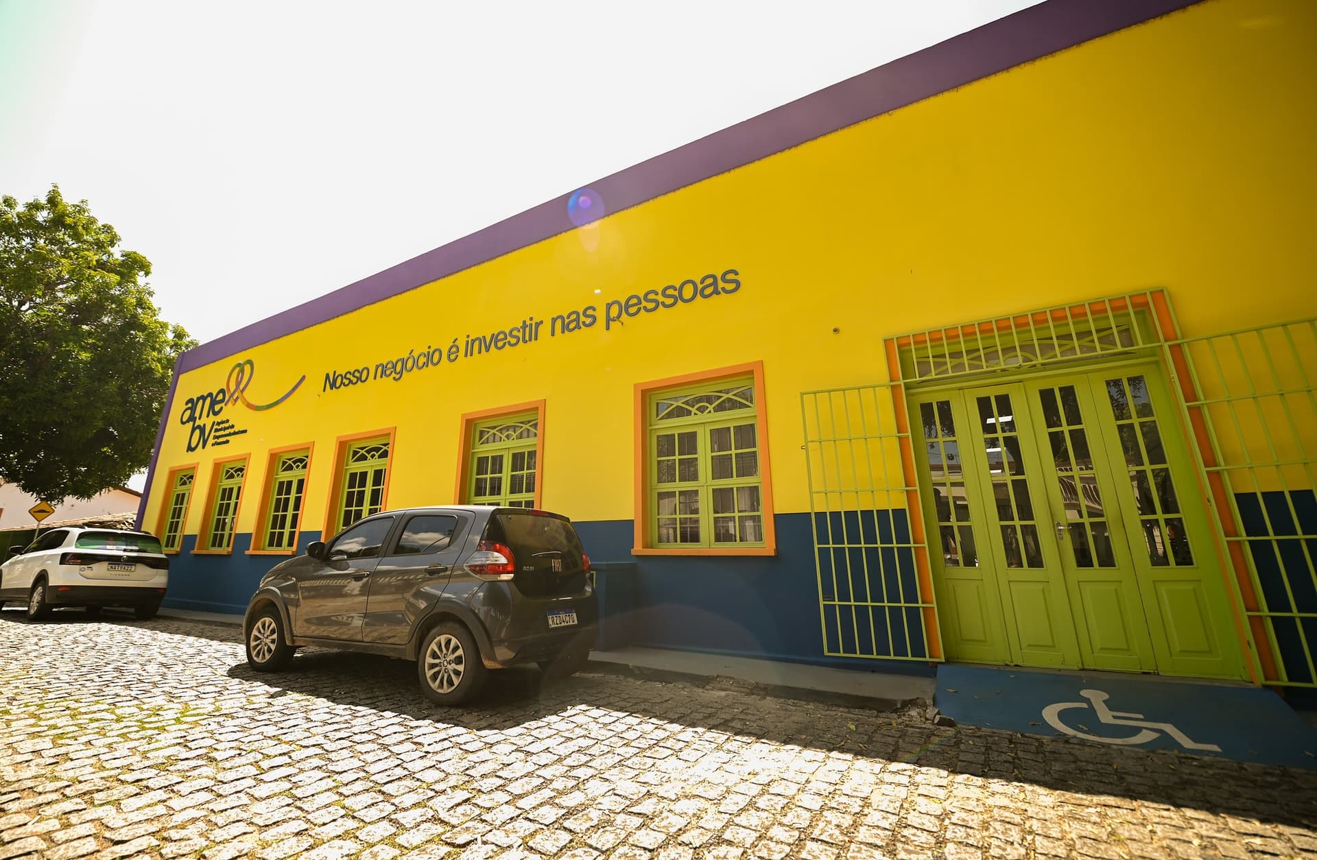 Computador exibe portal da Cidade Social em escritório da Agência Municipal de Empreendedorismo.