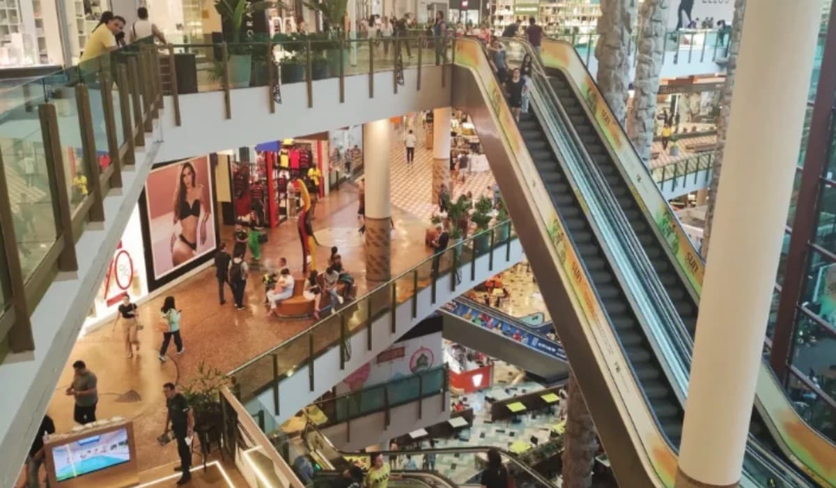 Fachada de shopping center em Manaus com poucas pessoas circulando em dia de feriado.