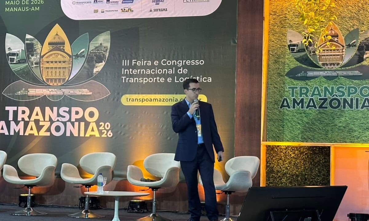 Palestrante fala em microfone durante painel do III TranspoAmazônia em Manaus.