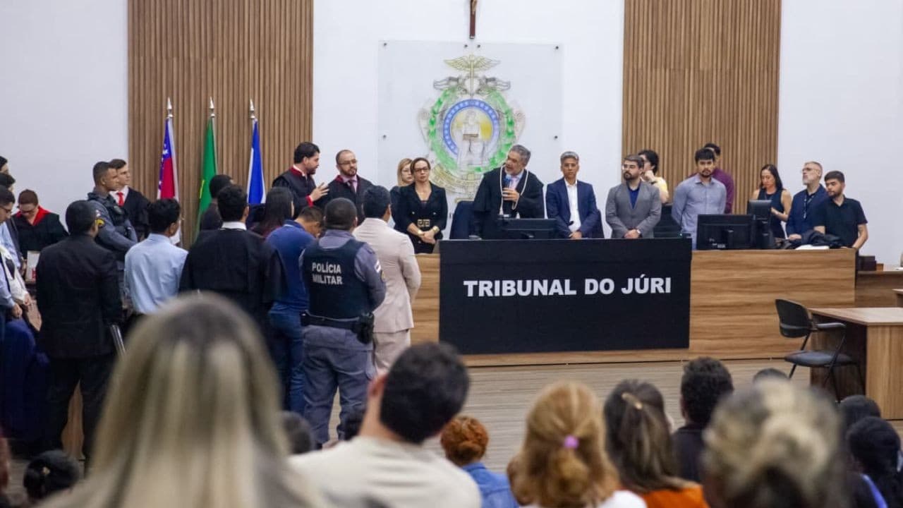 Fachada do Fórum Ministro Henoch Reis durante sessão de julgamento do Caso Débora em Manaus.