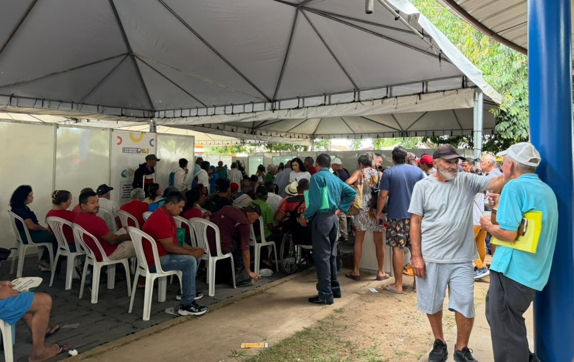 Fila de moradores aguarda atendimento do programa Brasil na Rua em frente à Casa Amarela, em Boa Vista.