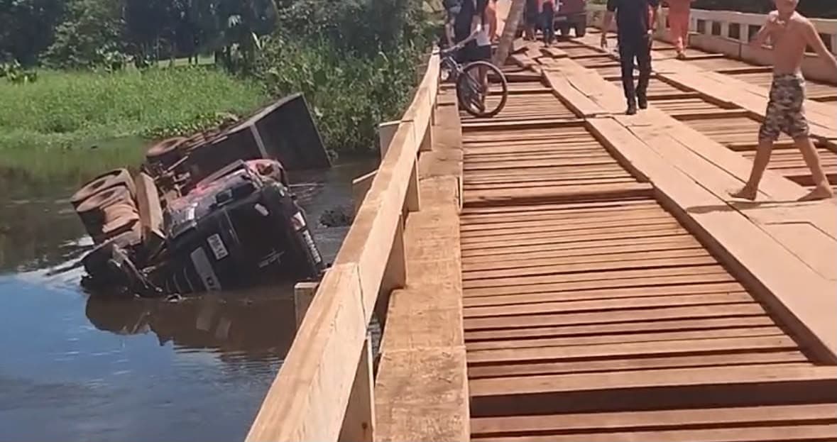Ponte de madeira destruída com caminhão tombado no leito do rio no Amapá.