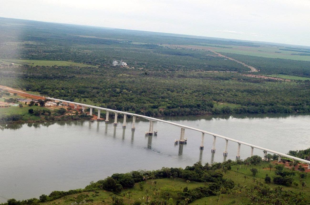 Ponte fechada sobre o Rio Tocantins em Pedro Afonso.