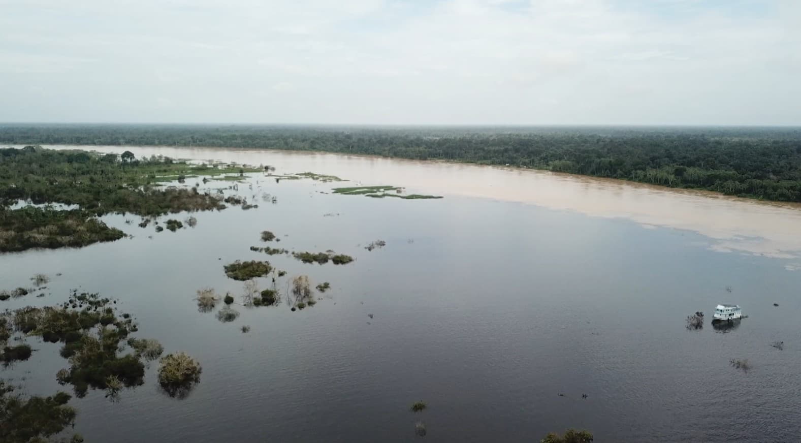 Residência às margens do rio Andirá com água invadindo o quintal em Barreirinha.
