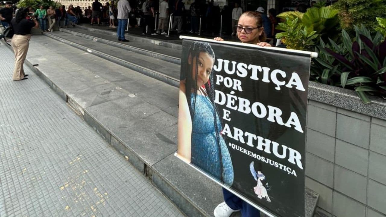Viaturas da Polícia Militar e da Secretaria de Administração Penitenciária na entrada do Fórum Ministro Henoch Reis, em Manaus.