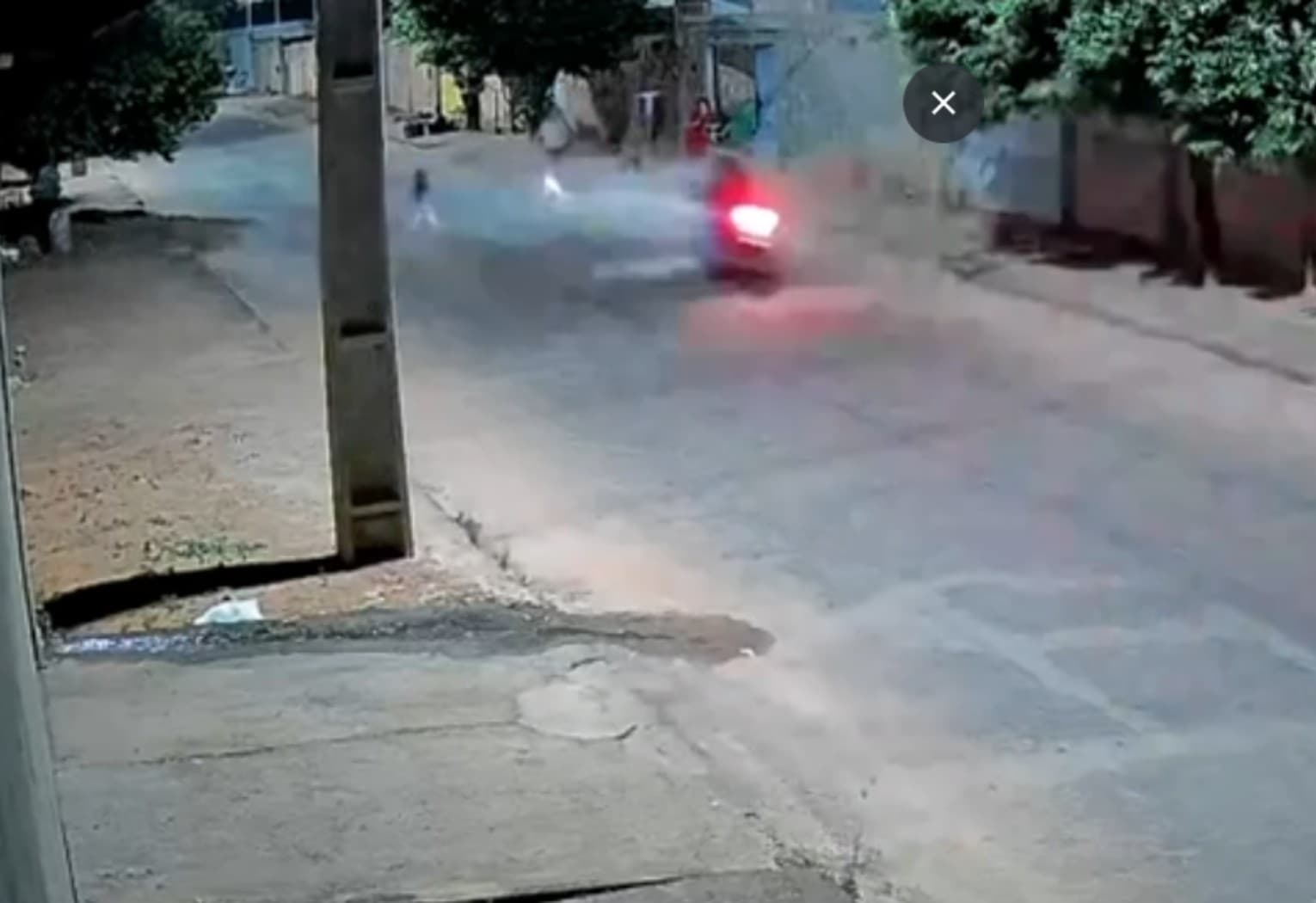 Câmeras de segurança registram o momento em que motocicleta atinge mulher em rua de Gurupi.