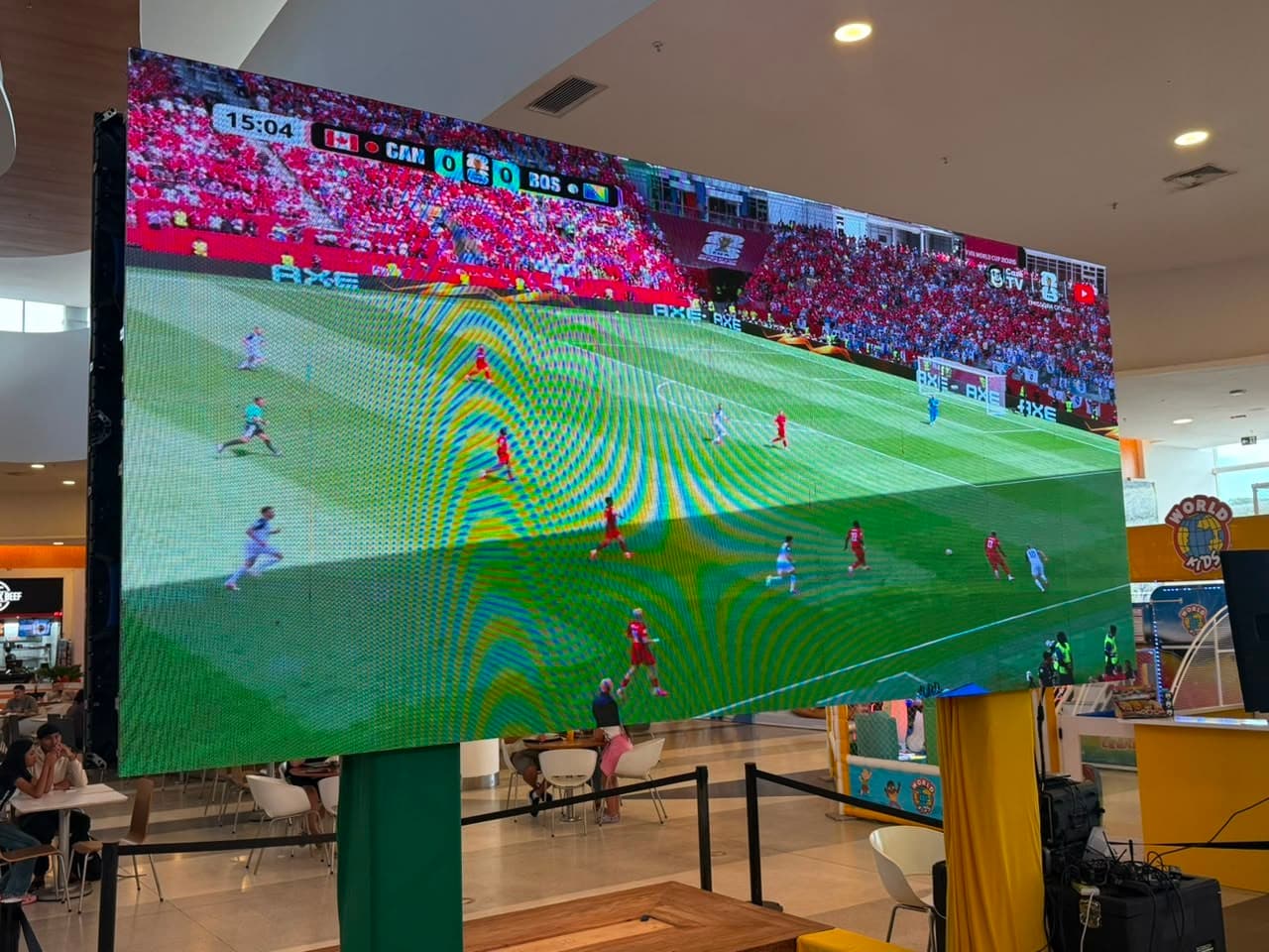 Torcedores acompanham jogo da Copa em telões instalados na Praça de Alimentação de shopping em Boa Vista.