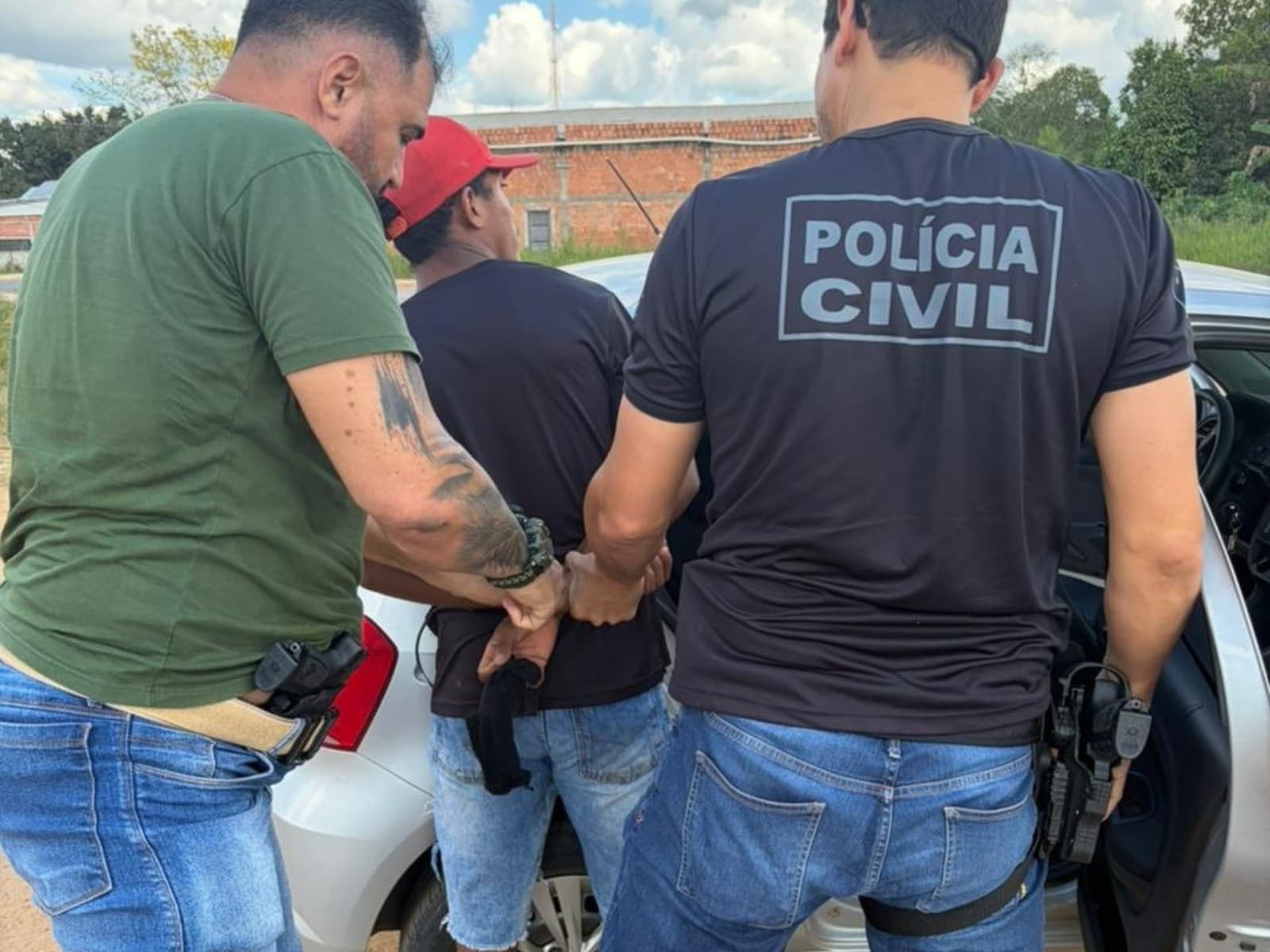 Viatura da Polícia Civil estacionada em via pública de Xapuri durante diligências.