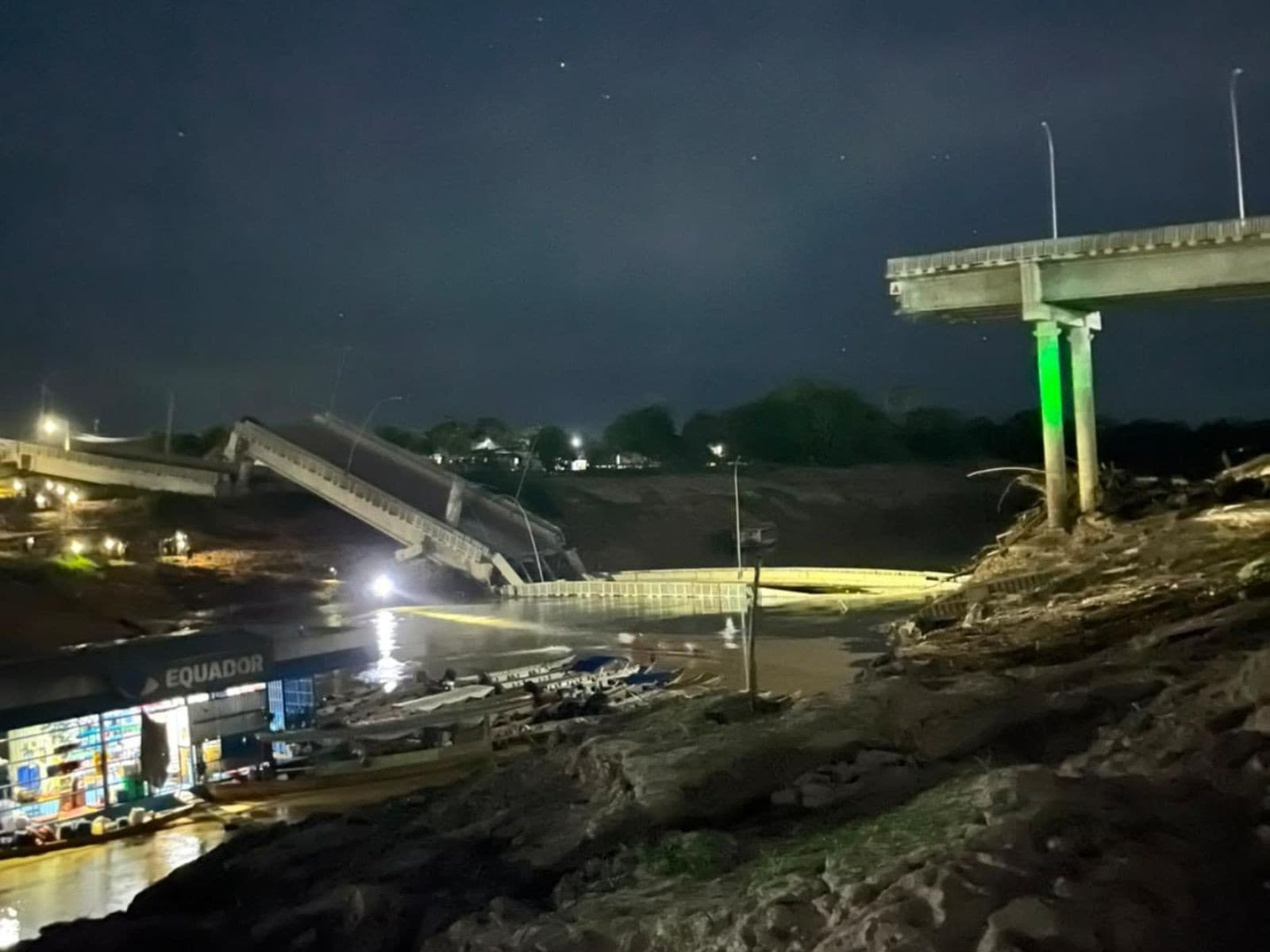 Vista da estrutura quebrada da Ponte Frei Paolino Baldassari sobre o rio em Sena Madureira.