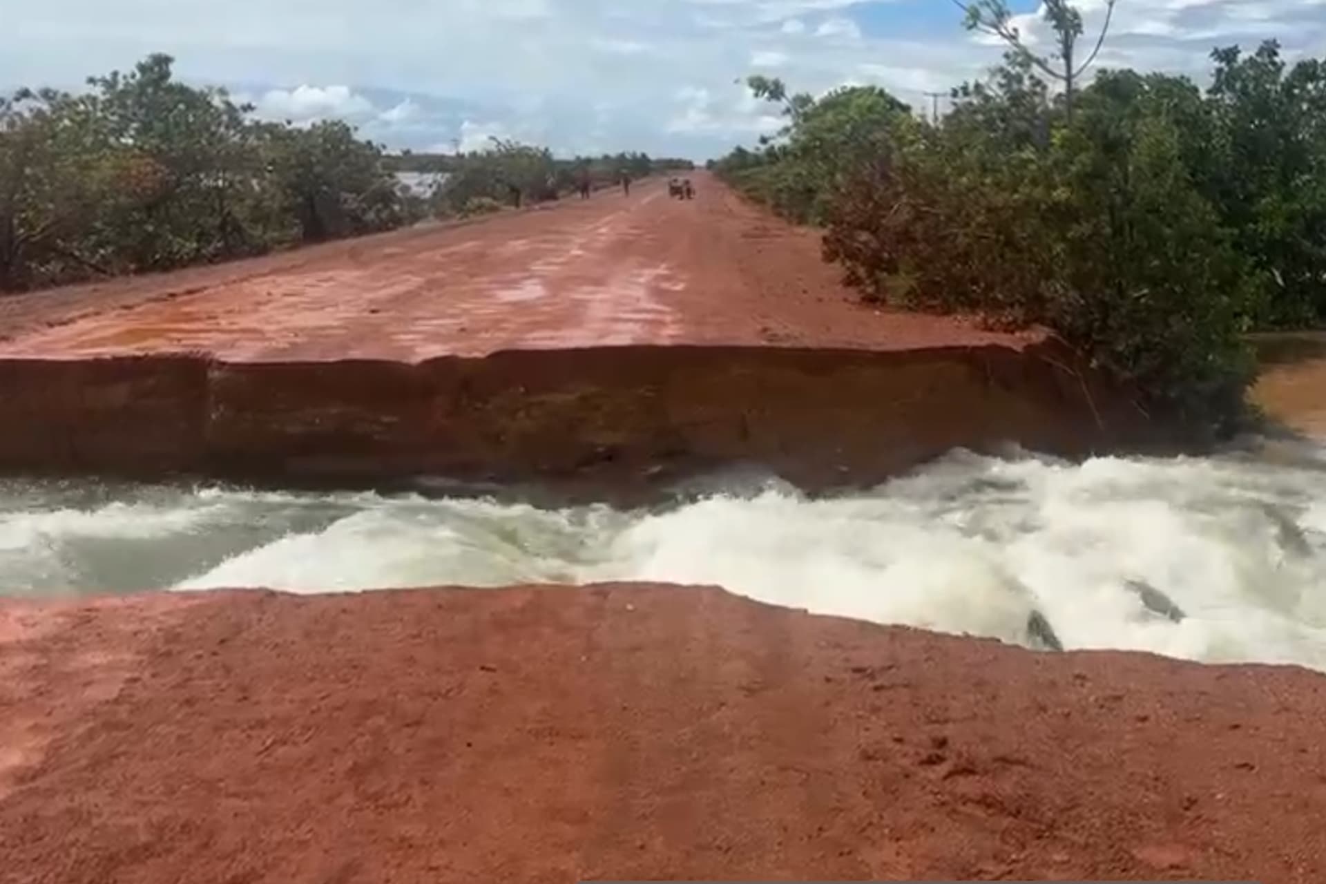 Cratera na rodovia BR-401 com água cruzando a pista