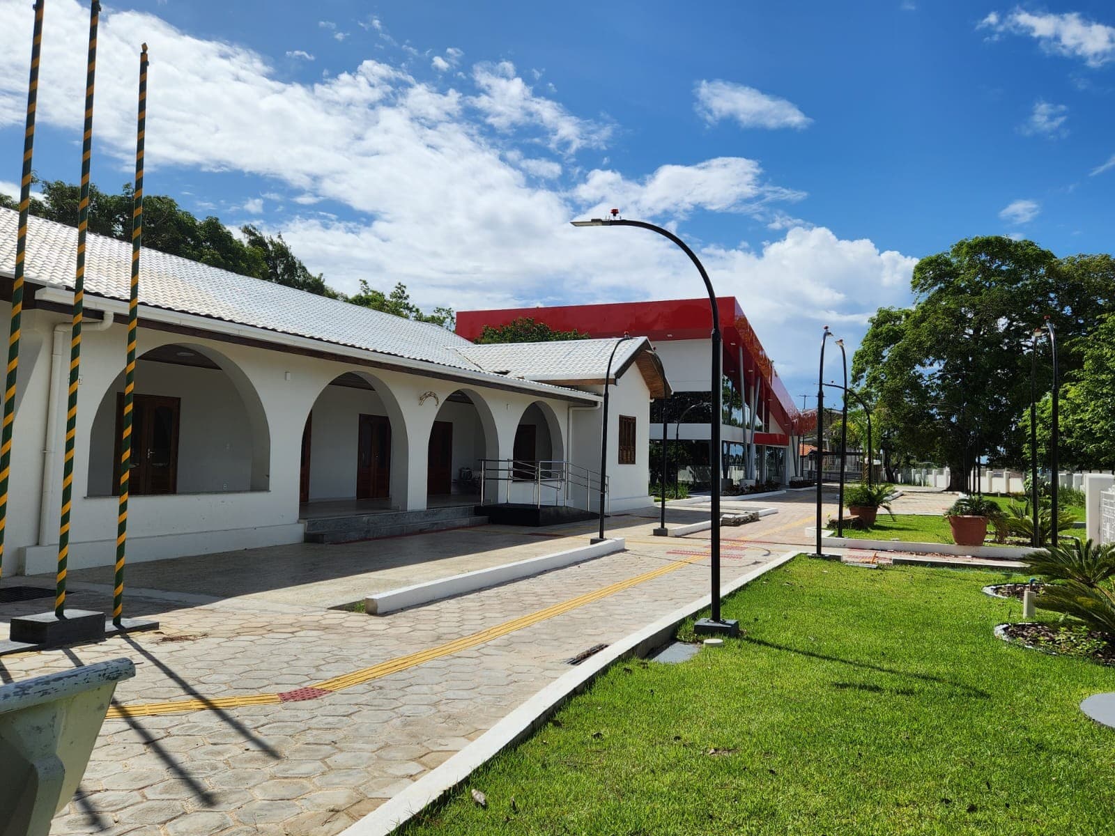 Avião Bandeirante exposto no gramado do Parque Residência durante inauguracao em Macapá.