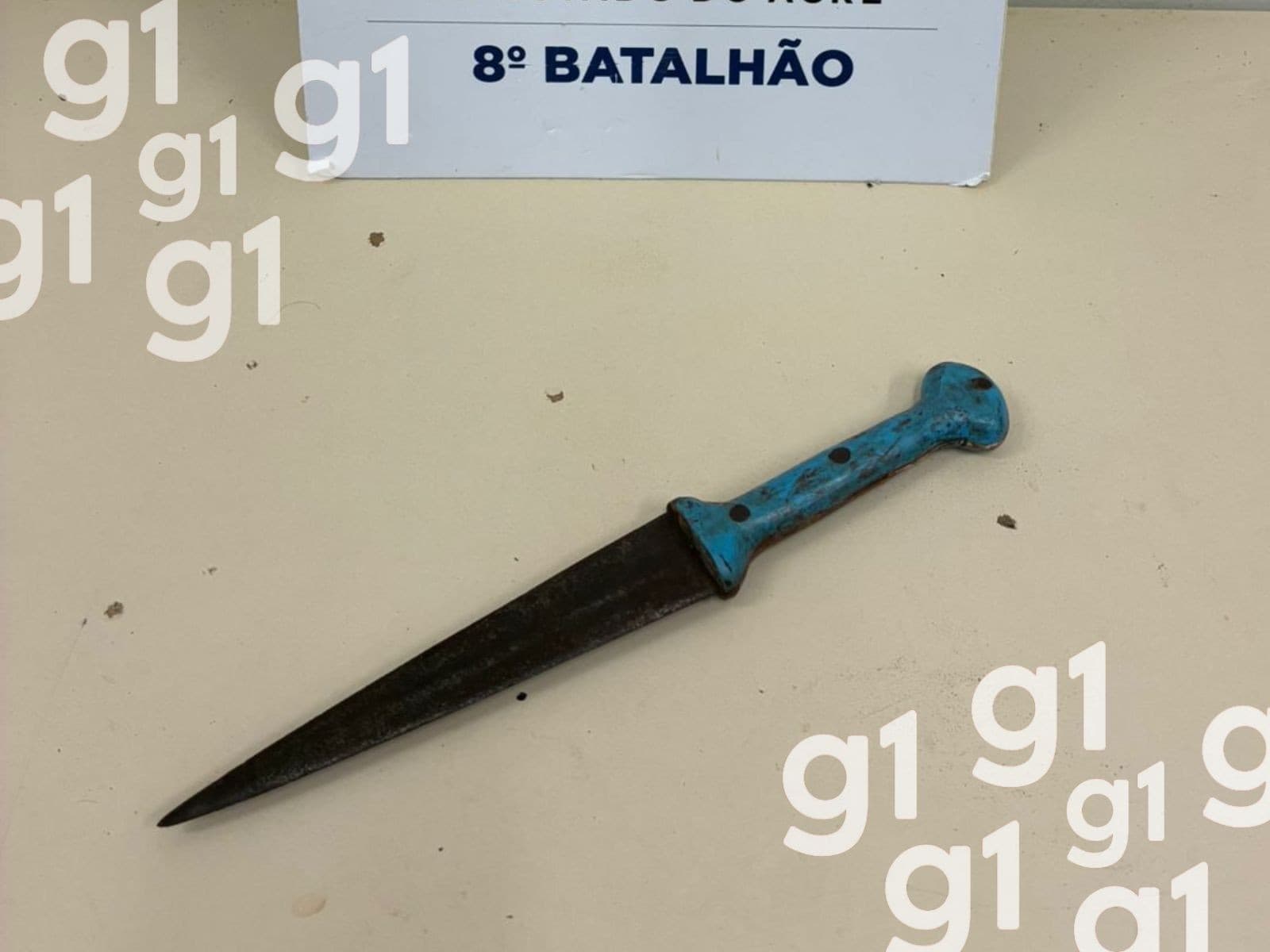 Viatura da Polícia Militar estacionada em rua residencial no centro de Sena Madureira durante atendimento de ocorrência.