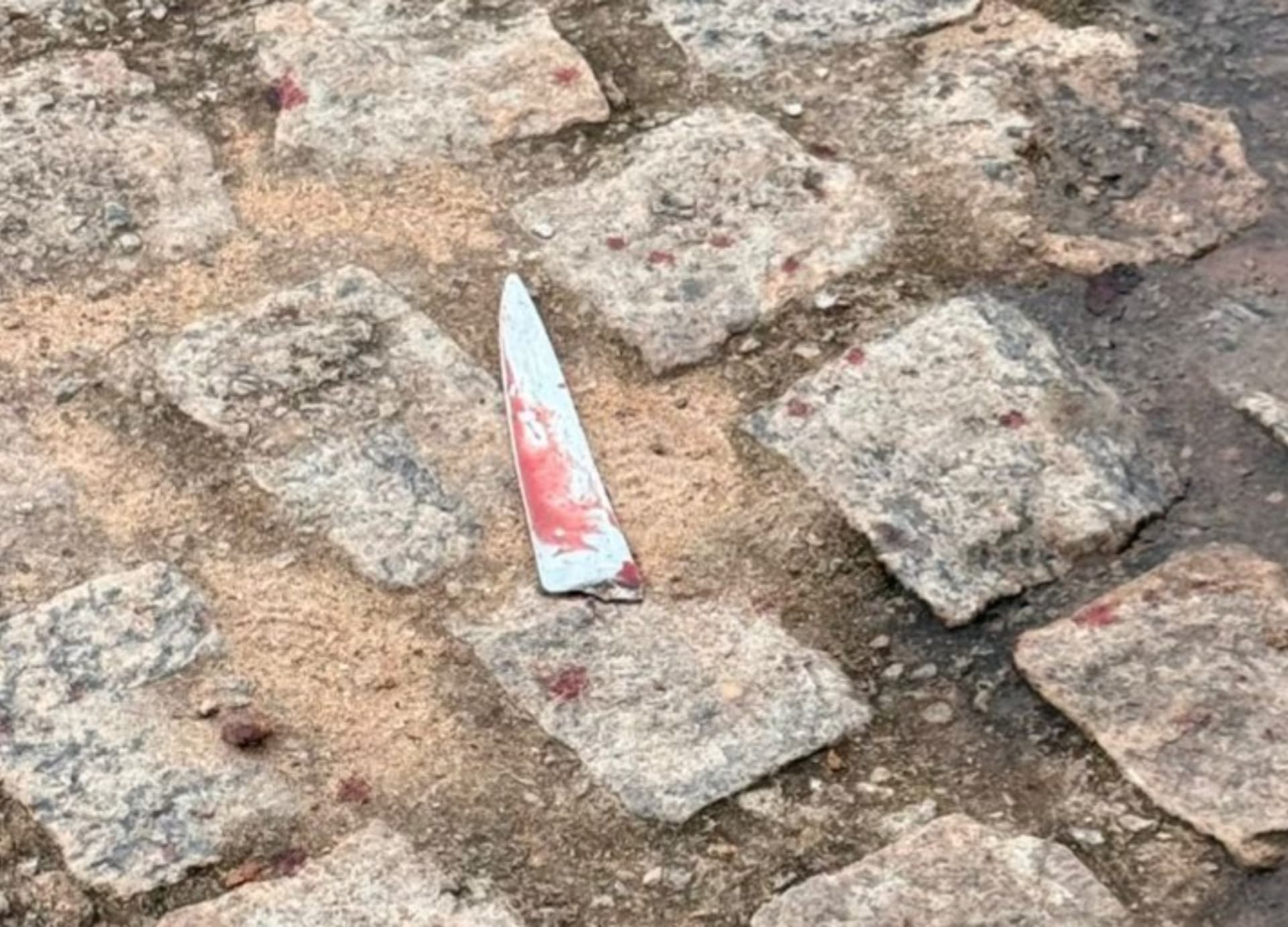 Viatura da Polícia Militar estacionada em posto de combustíveis durante perícia na rodovia RR-205.