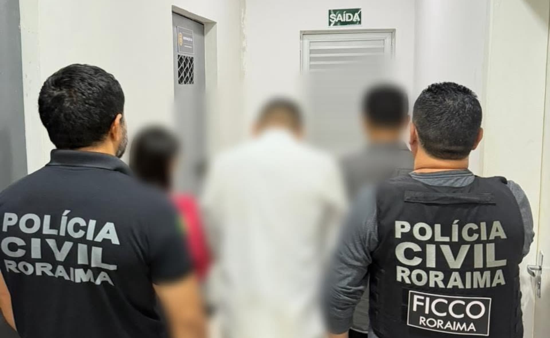 Viatura da Polícia Civil estacionada em frente a agência bancária em Rorainópolis.