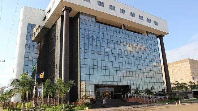 Documento jurídico exibido em tela de computador com linhas de código visíveis.