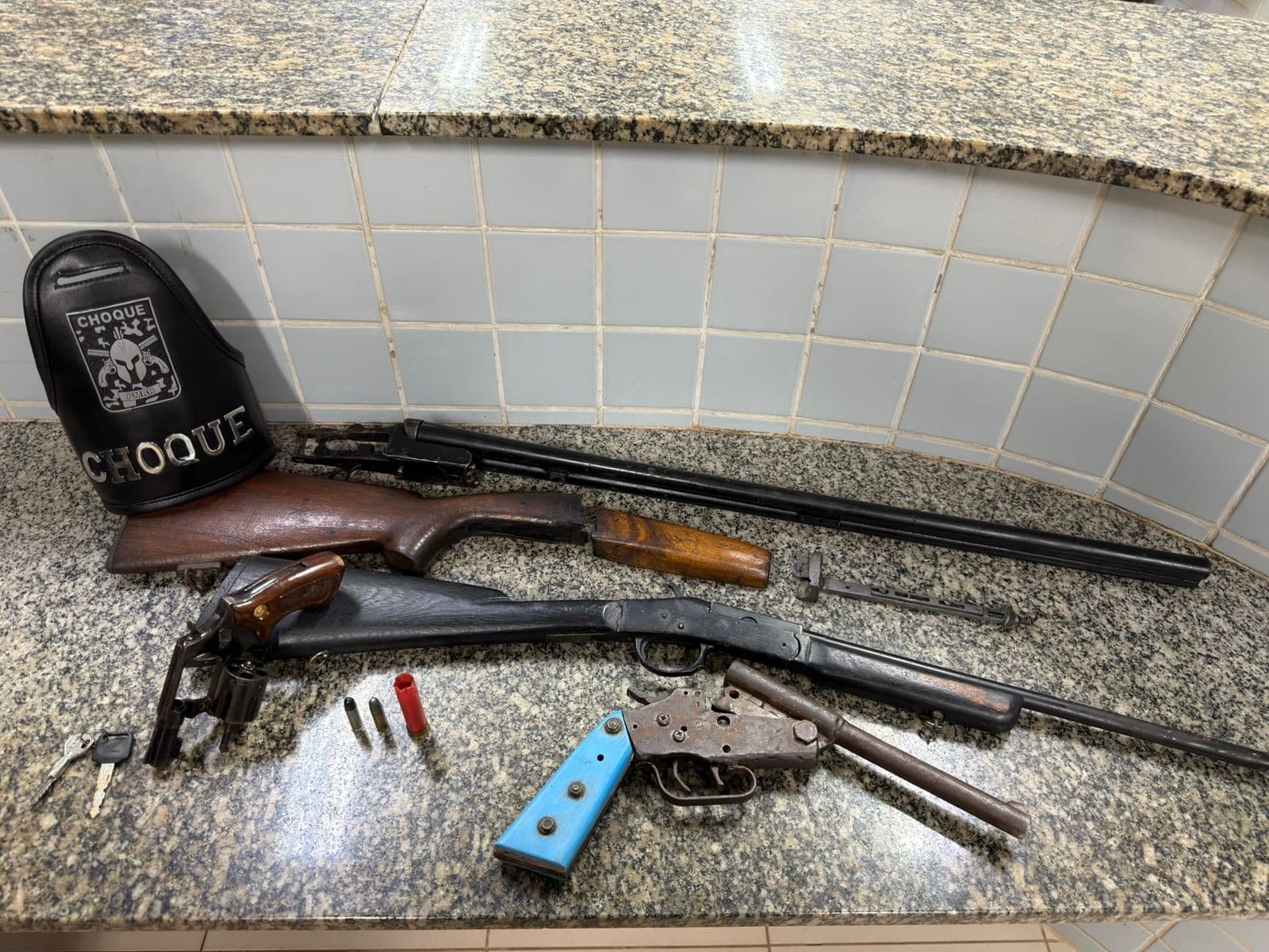 Viatura da Polícia Militar em via pública de Boa Vista durante patrulhamento.