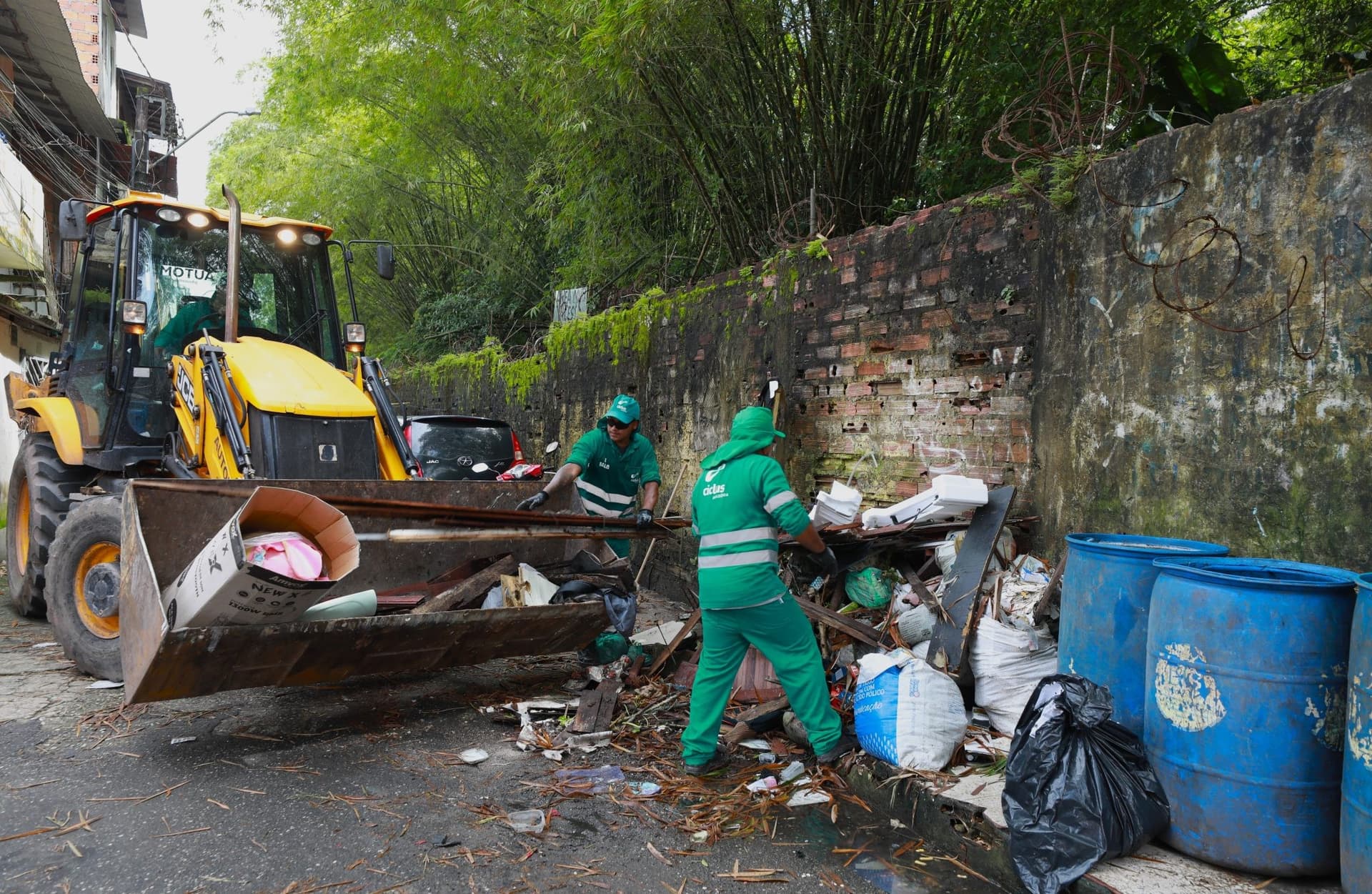 Caminhão de coleta de lixo trafega em rua de conjunto habitacional em Belém.