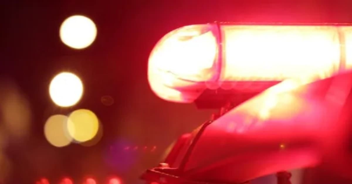 Viatura da Polícia Militar estacionada em via urbana à noite em Vitória do Xingu.