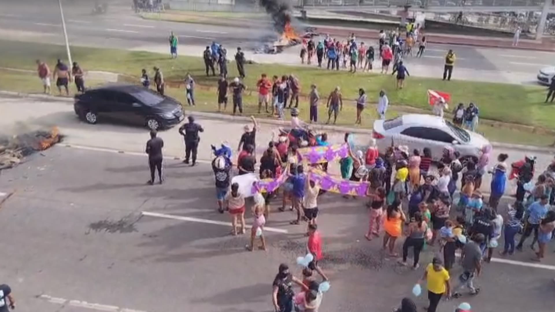 Fumaça de pneus queimados na pista da BR-316