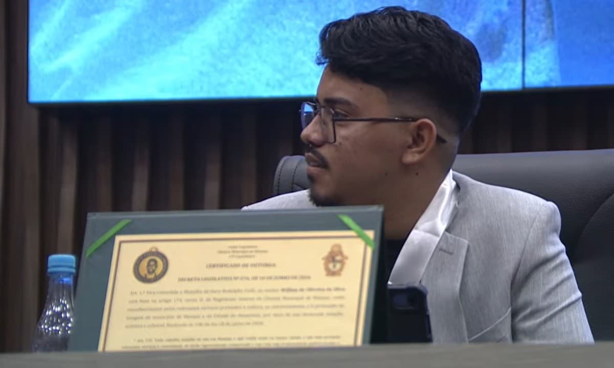 Willian de Oliveira discursa no plenário da Câmara Municipal de Manaus durante cerimônia de entrega da Medalha de Ouro.
