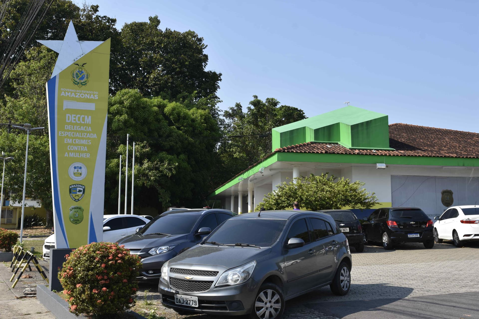 Mulher hospitalizada intubada sinalizando com os olhos