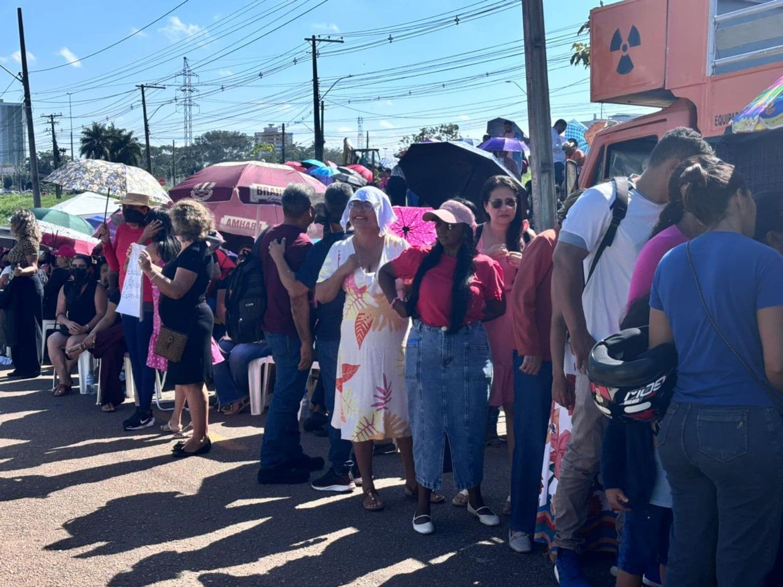 Professores com cartazes protestam na calçada do Tribunal de Justiça do Acre, em Rio Branco.