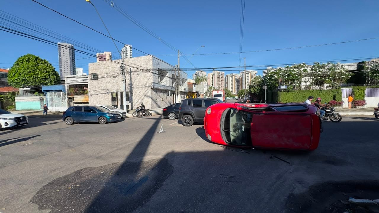 Carro capotado ocupa via no cruzamento da Travessa Quintino Bocaiuva com Rua dos Caripunas, no bairro da Cremação, em Belém.