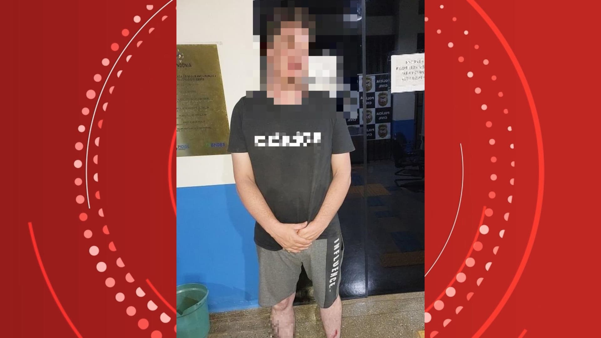 Viatura da Polícia Militar posicionada em rodovia durante operação de fiscalização noturna.