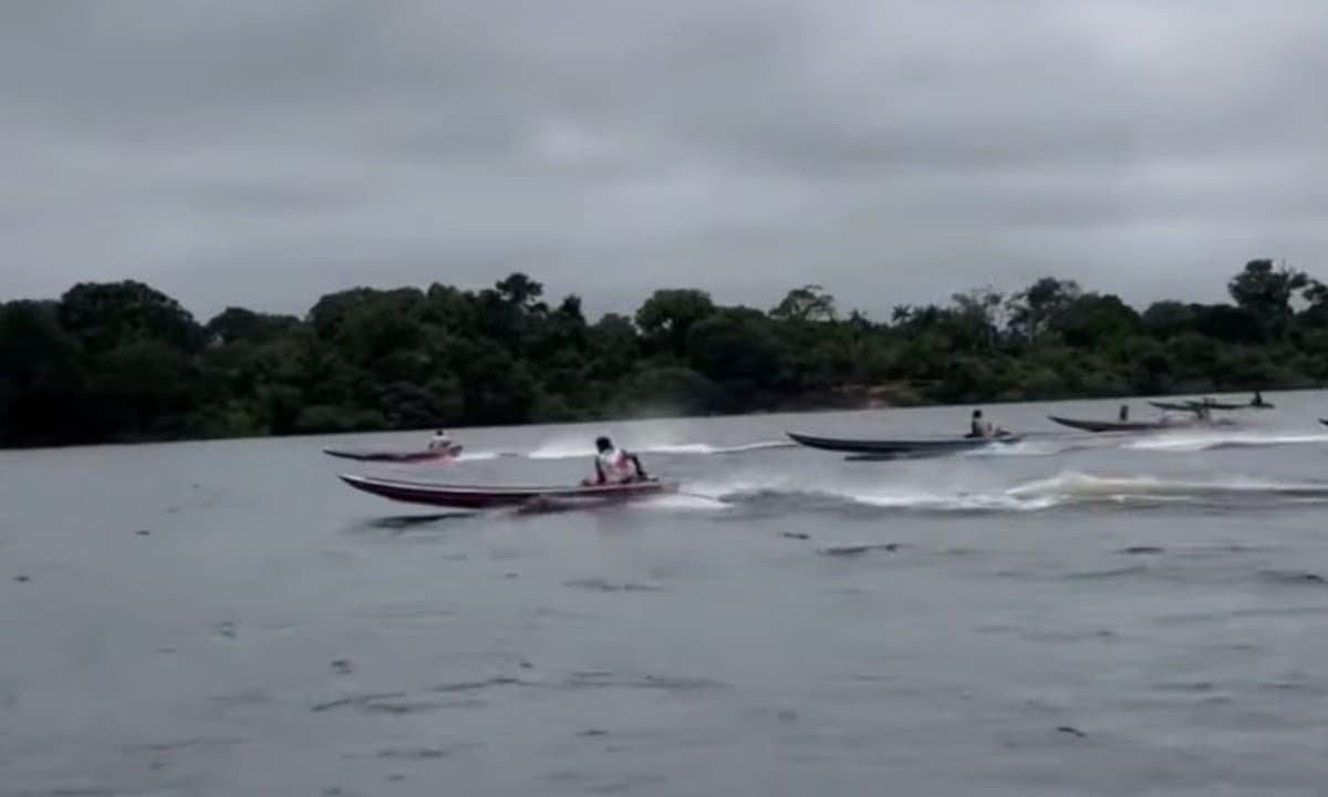 Rabeta de madeira com motor desliza em alta velocidade pelo rio durante competição no Amazonas.
