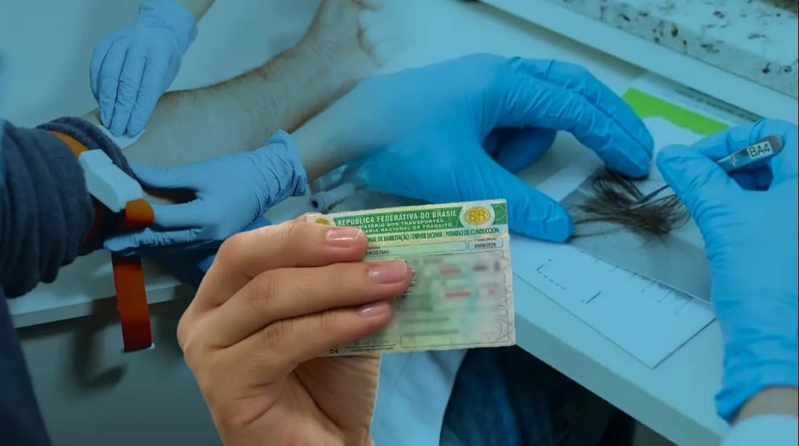 Candidatos aguardam em fila na recepção de auto-escola no centro de Rio Branco.
