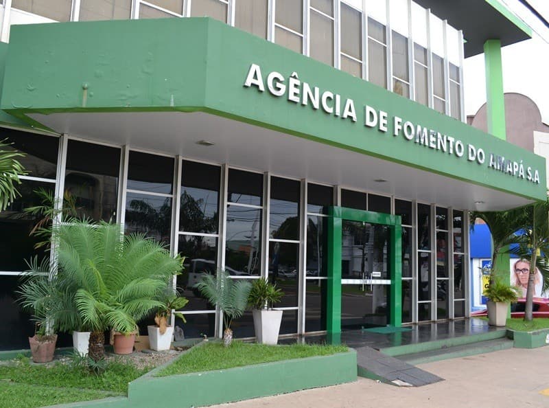 Fachada da Agência de Fomento do Amapá no centro de Macapá durante movimento de clientes.