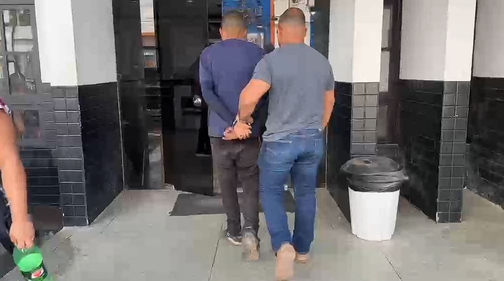 Viaturas da Polícia Civil estacionadas em via pública do bairro Pacoval, em Macapá.