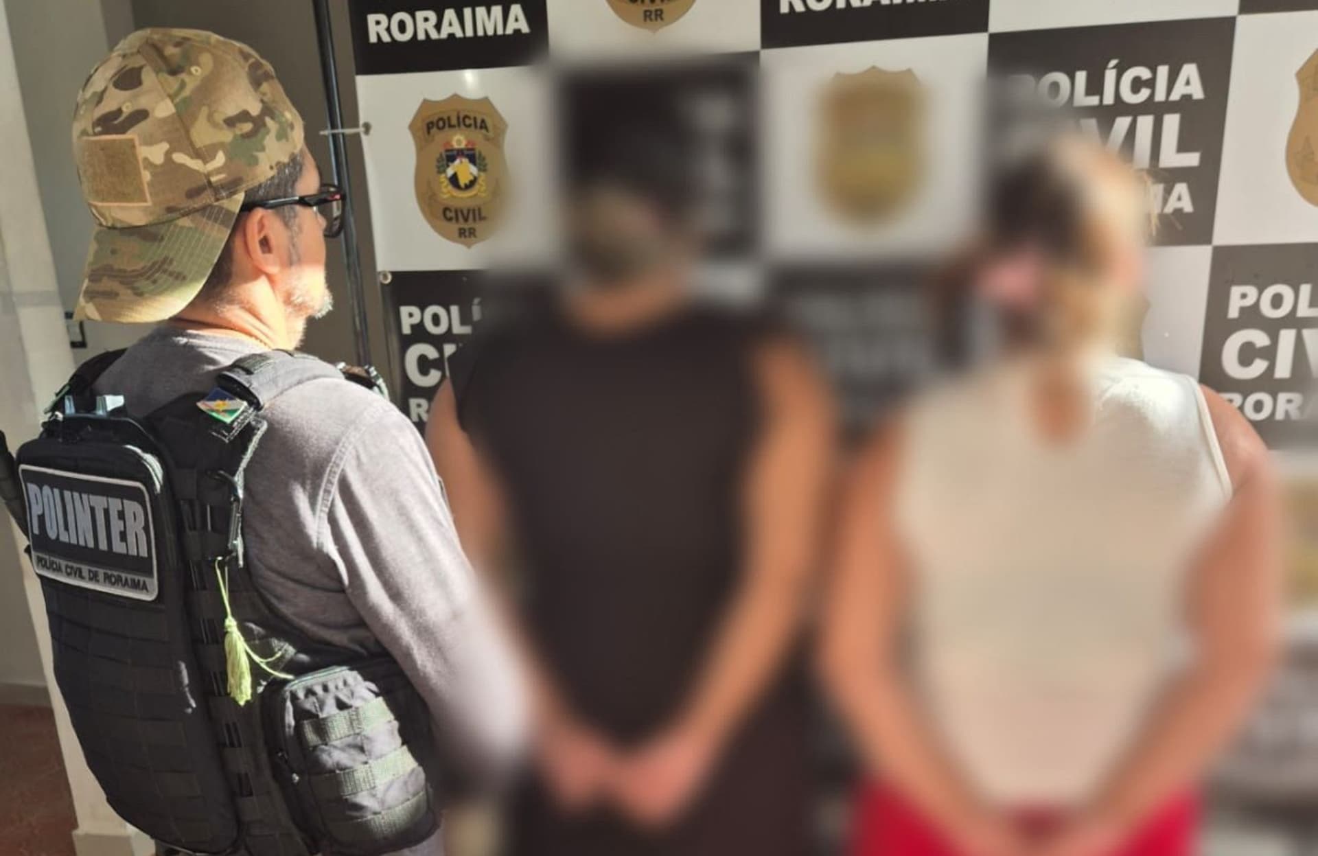Viaturas da Polícia Civil estacionadas em via pública de Boa Vista durante operação de prisão.