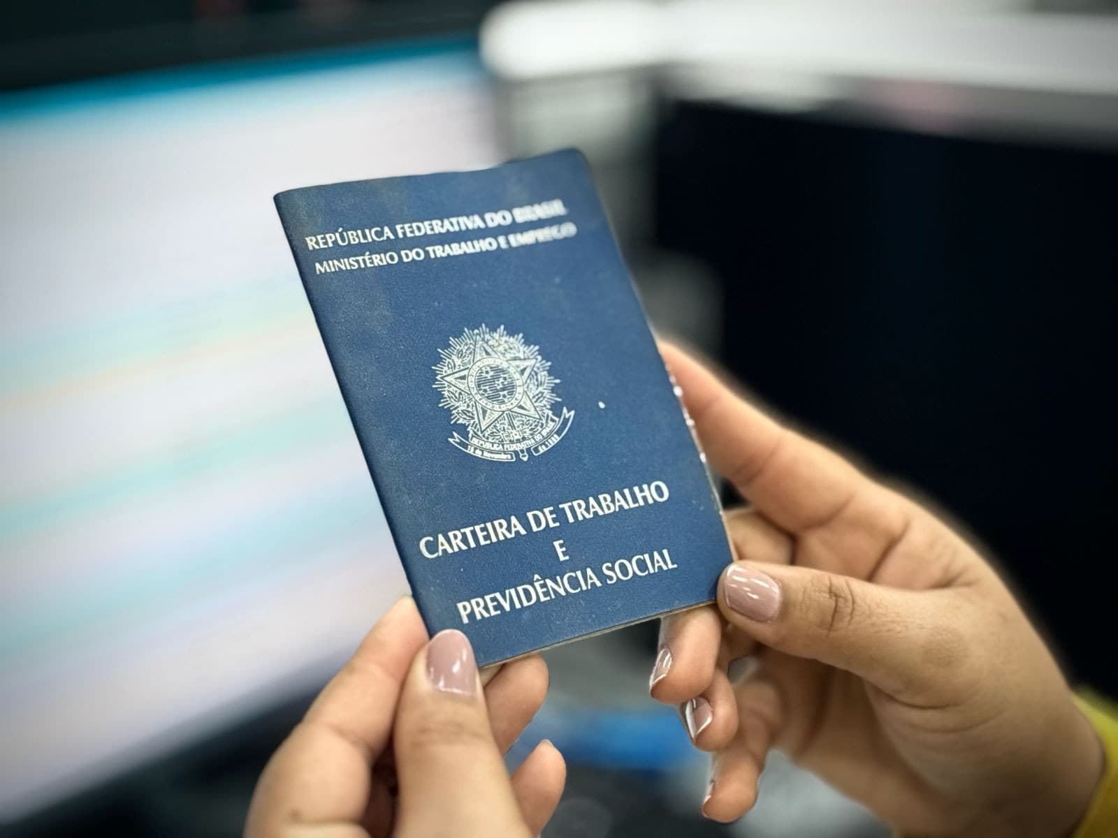 Trabalhadores em ambiente de escritório e comércio em Macapá durante expediente.