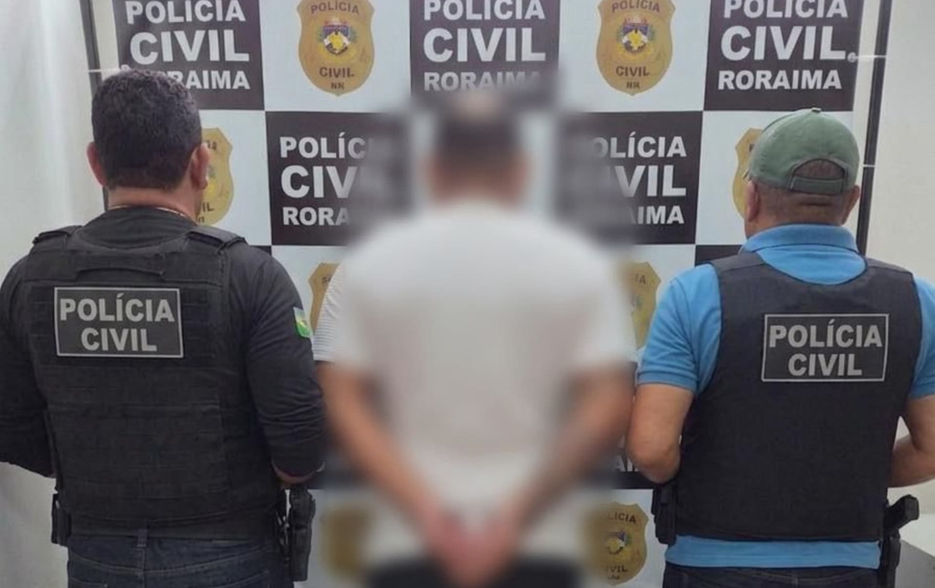 Viatura da Polícia Civil estacionada em via pública durante operação de prisão em Boa Vista.