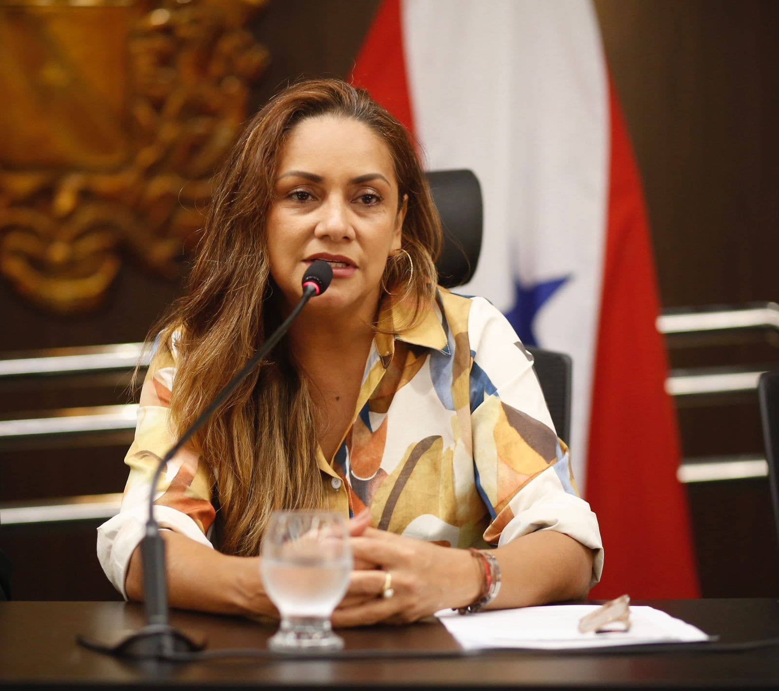 Cartilhas do Ministério da Cultura dispostas sobre mesa durante evento em auditório em Belém.