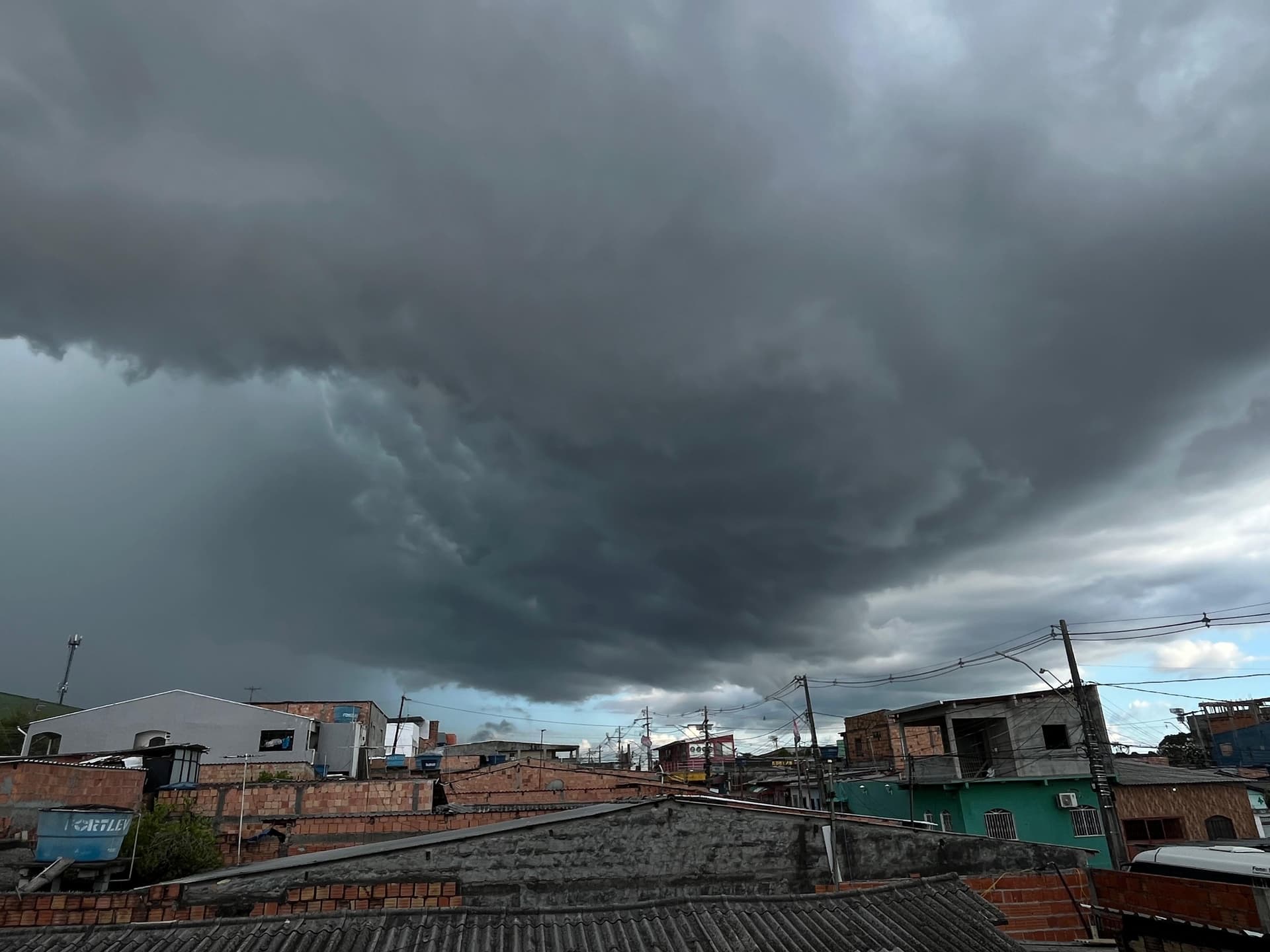 Rua alagada em Manaus durante temporal na zona norte.