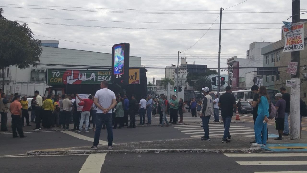 Ônibus parados em via pública de Manaus durante manifestação.