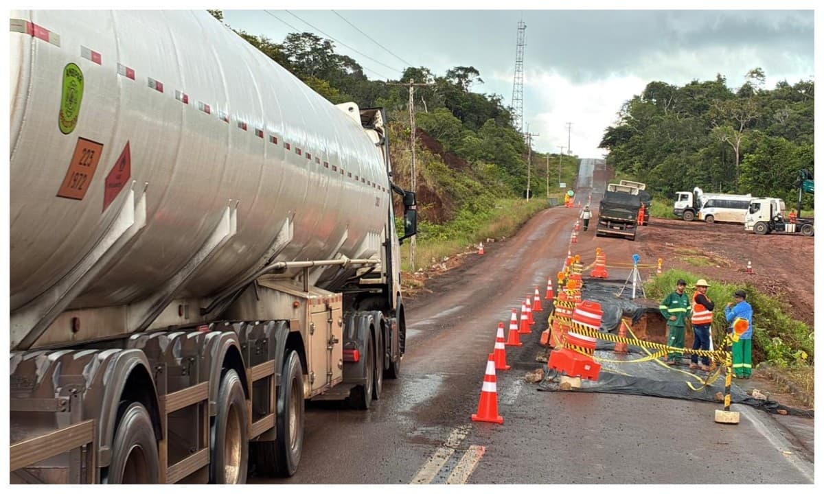 Erosão atinge margem da pista no km 1.047 da BR-174, em Presidente Figueiredo.