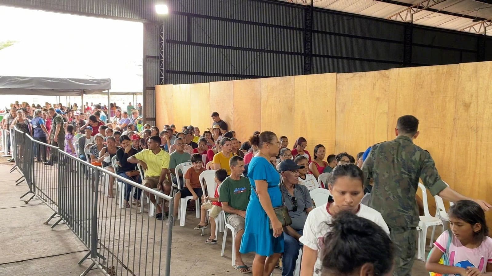 Hospital de campanha montado em balsas da FAB no porto de Itacoatiara