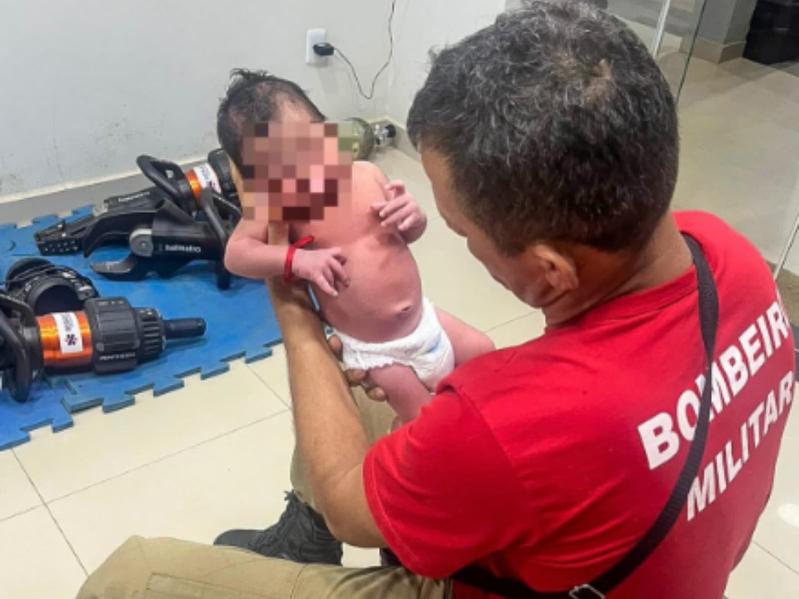 Viatura do Corpo de Bombeiros estacionada em frente ao quartel em Cruzeiro do Sul durante a noite.