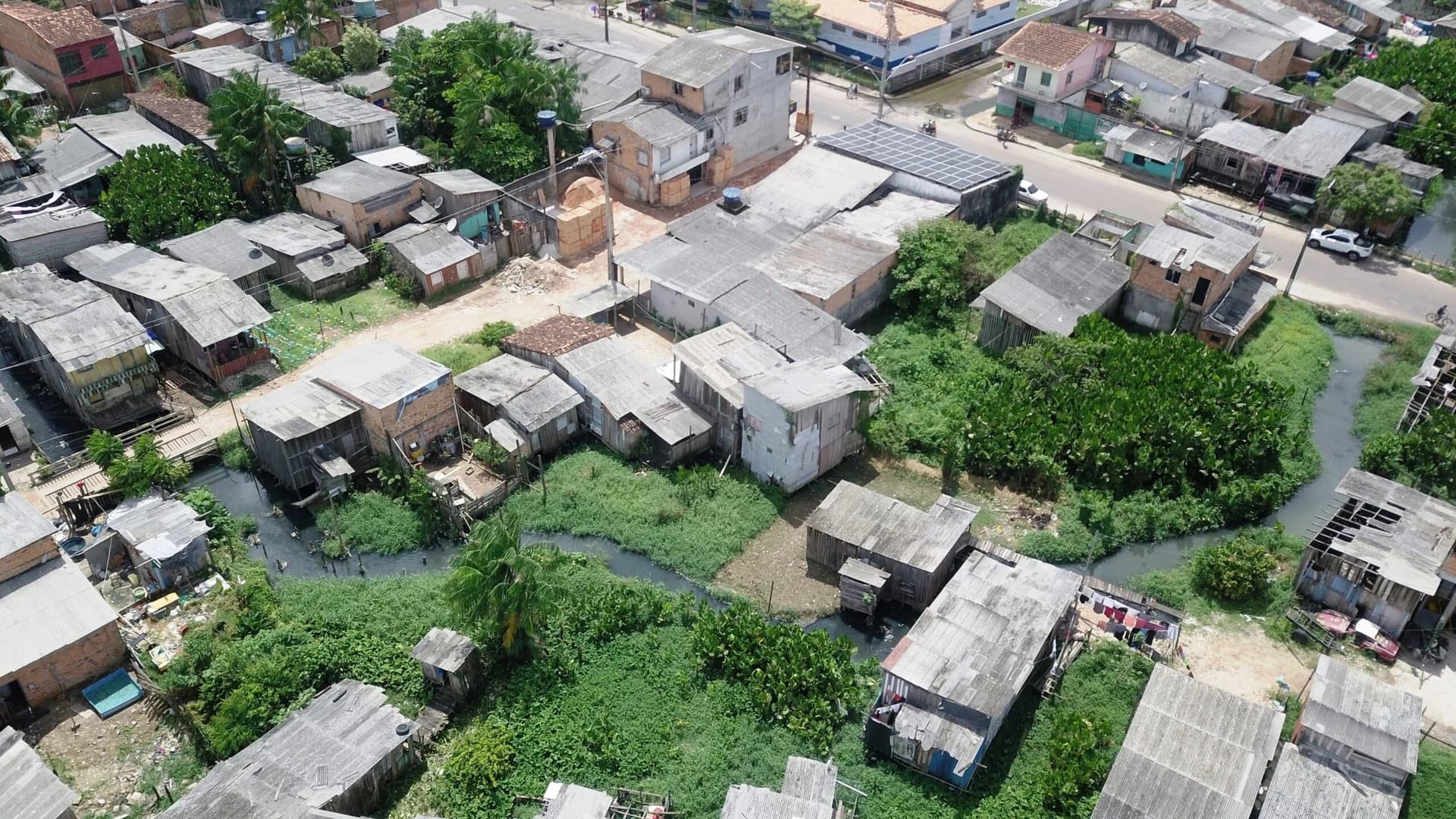 Obra de macrodrenagem no Igarapé Mata Fome em andamento no bairro do Condor, em Belém.