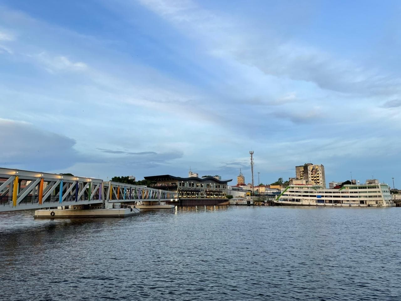 Águas do Rio Negro encostam nas instalações do porto de Manaus durante período de cheia.