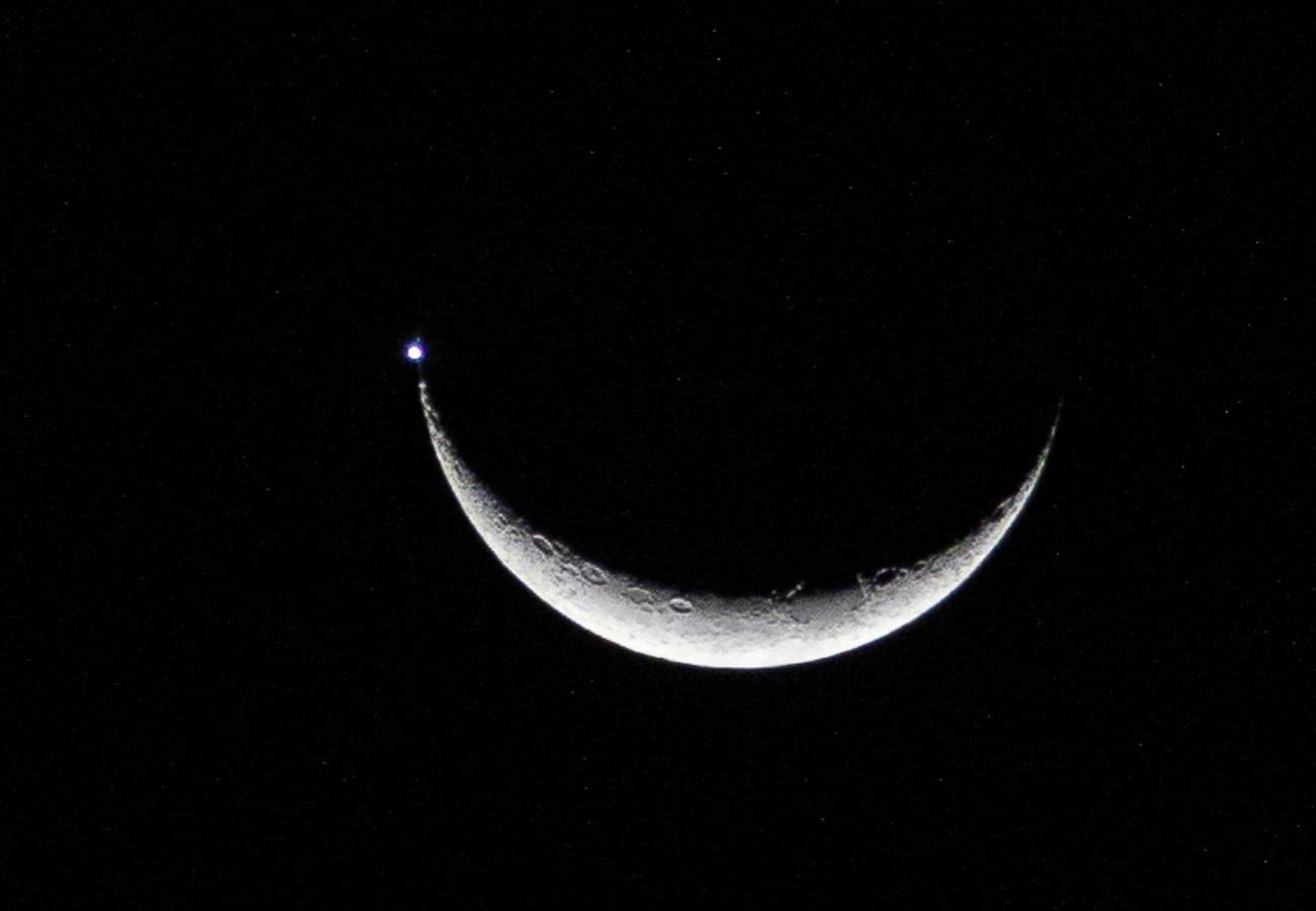 Lua cheia com ponto brilhante de Vênus ao lado em céu noturno escuro de Guaraí.