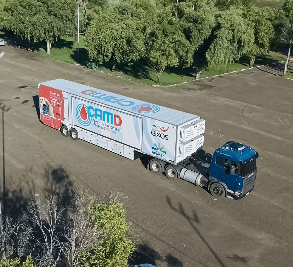 Carreta branca do CAMD estacionada no estacionamento da Praça Germano Sampaio em Boa Vista.
