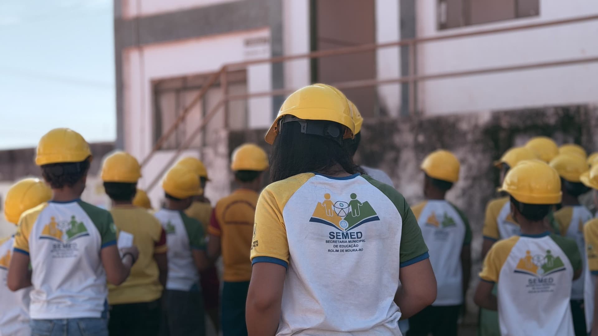 Estudantes observam tanques de tratamento de água durante visita técnica em Rolim de Moura.