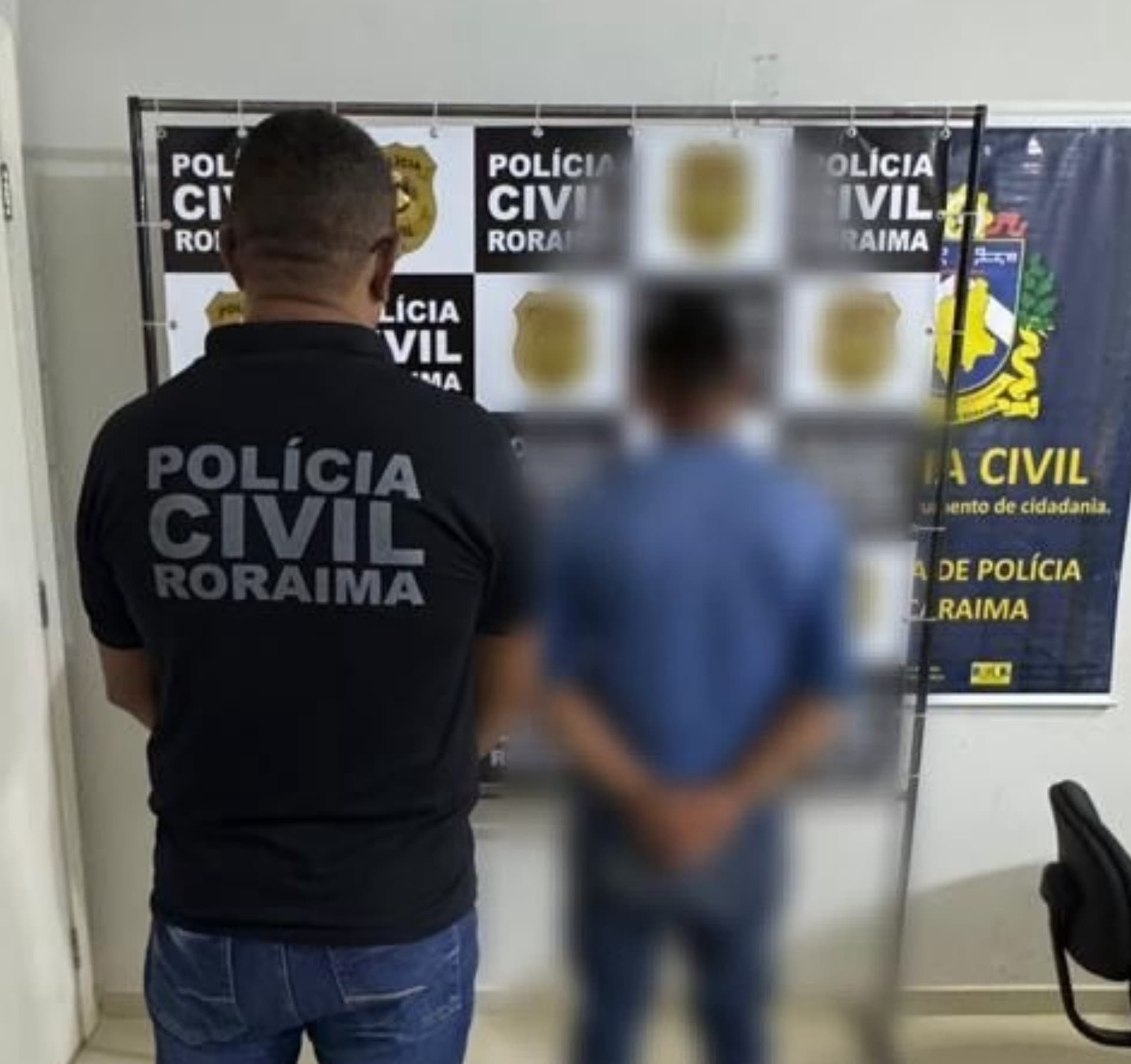 Viatura da Polícia Civil estacionada em área rural no interior de Roraima.